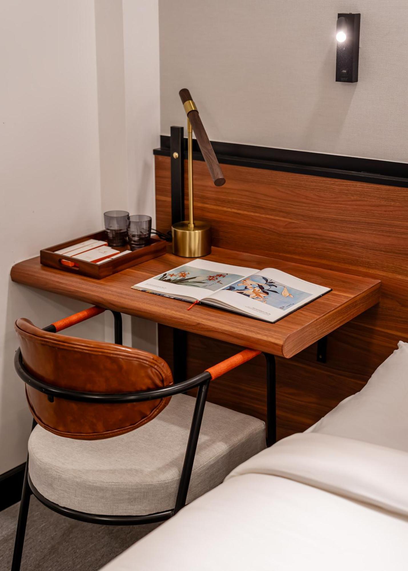 Khách sạn Metrolux Contemporary 4*