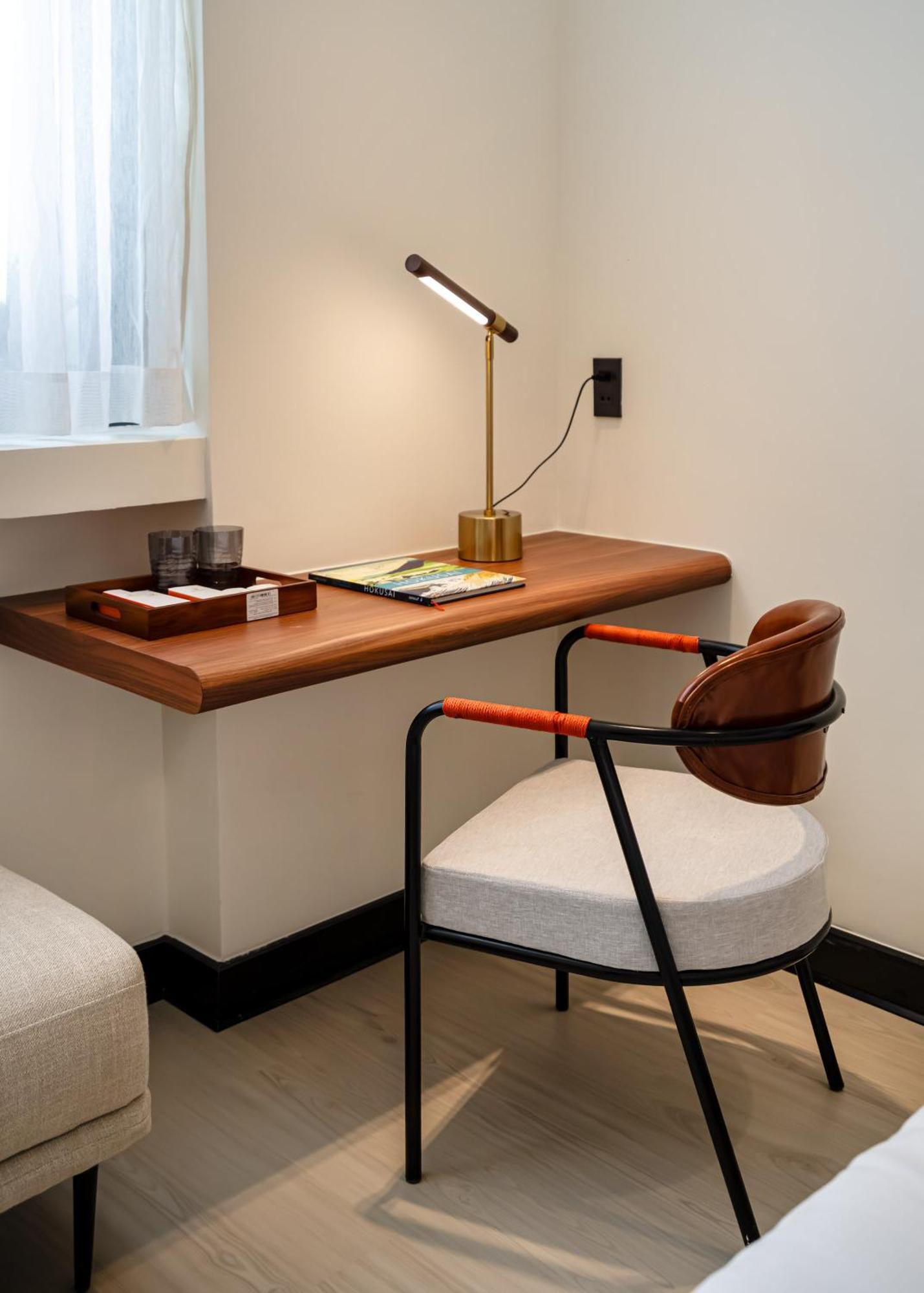 Metrolux Contemporary Khách sạn 4*