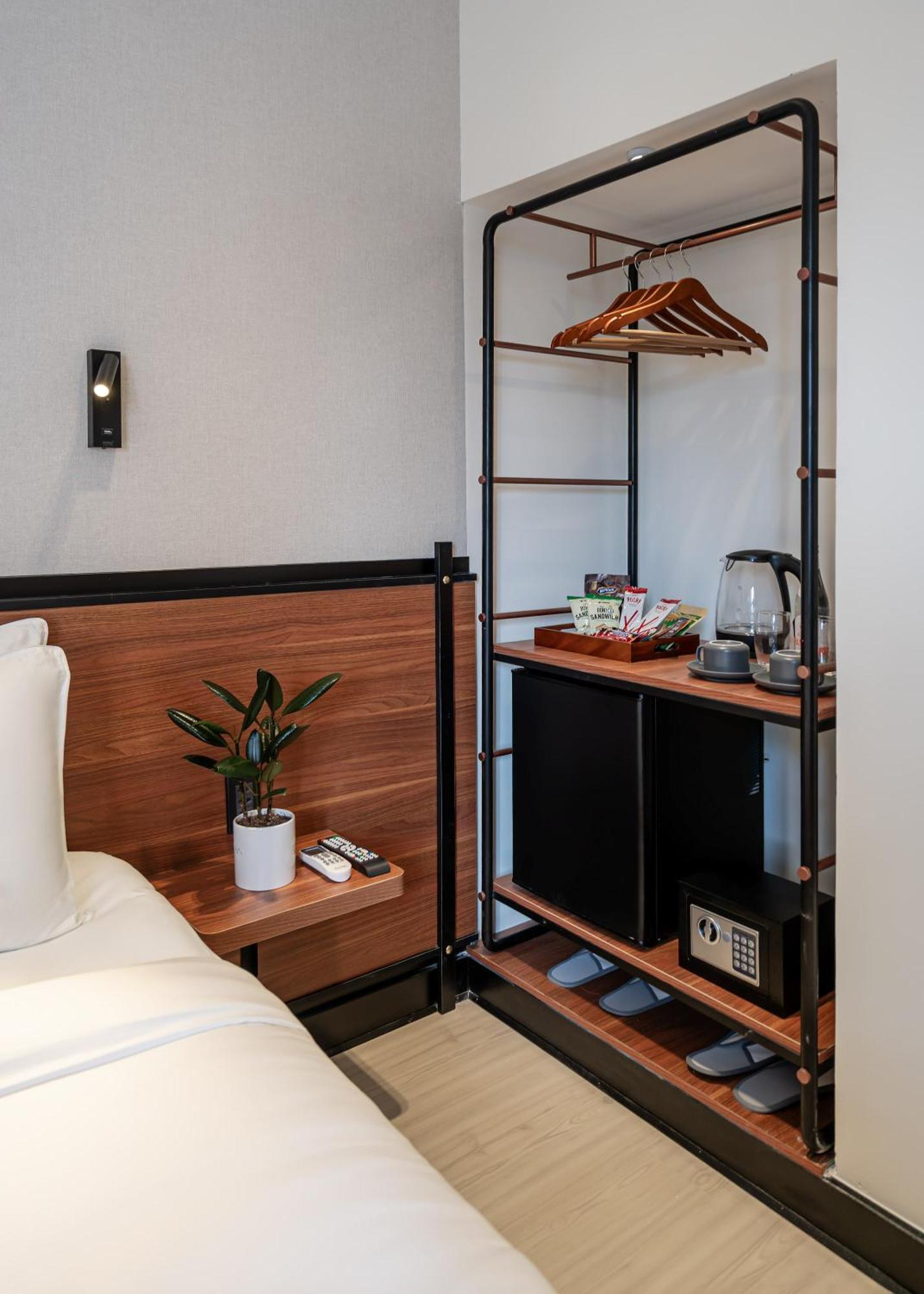 Khách sạn Metrolux Contemporary TP. Hồ Chí Minh