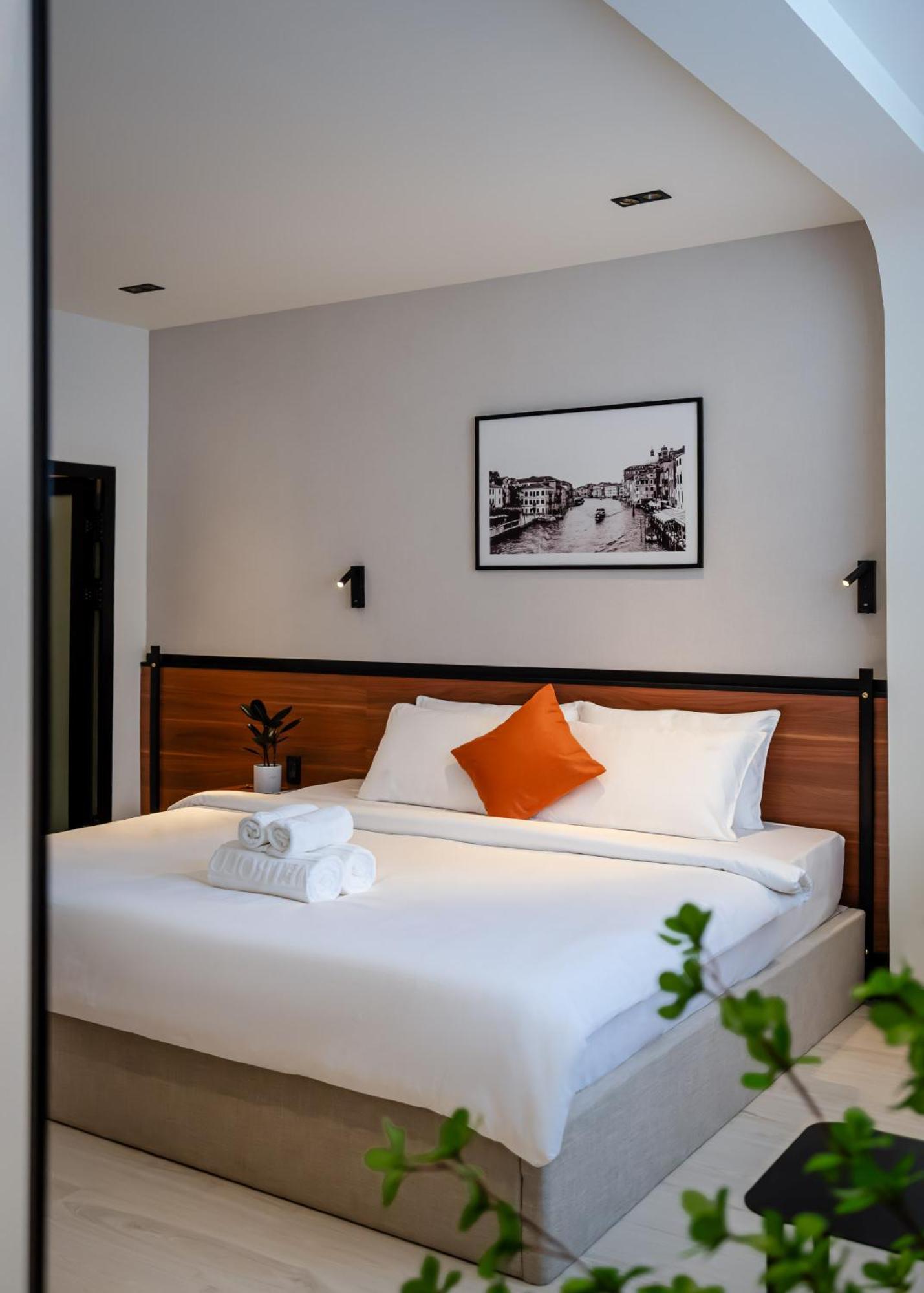 Khách sạn Metrolux Contemporary